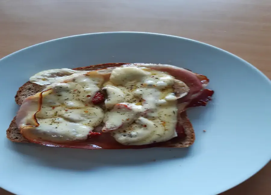 Tartine gourmande au jambon d'ardenne et fromage d'orval