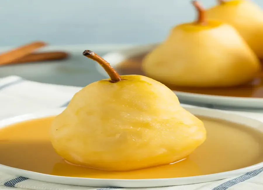 Poires pochées au vin blanc et aux épices