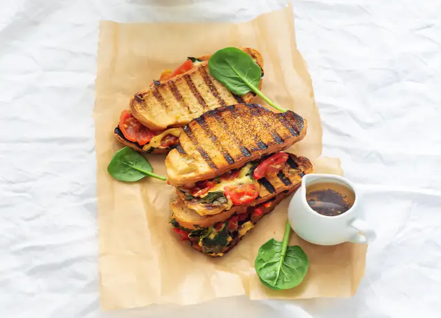 Croque monsieur aux légumes et au fromage au barbecue