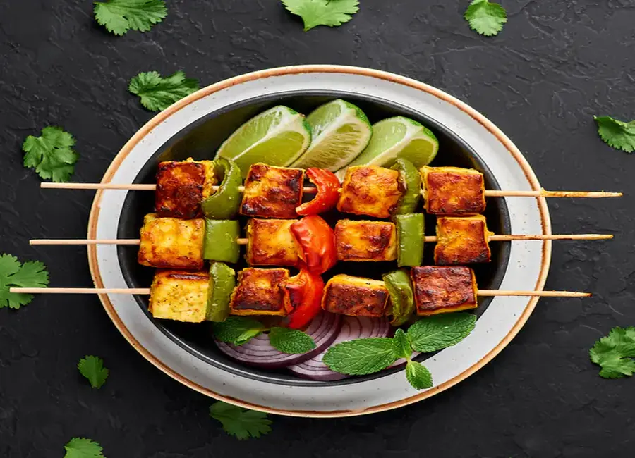 Brochettes de fromage aux épices et poivrons