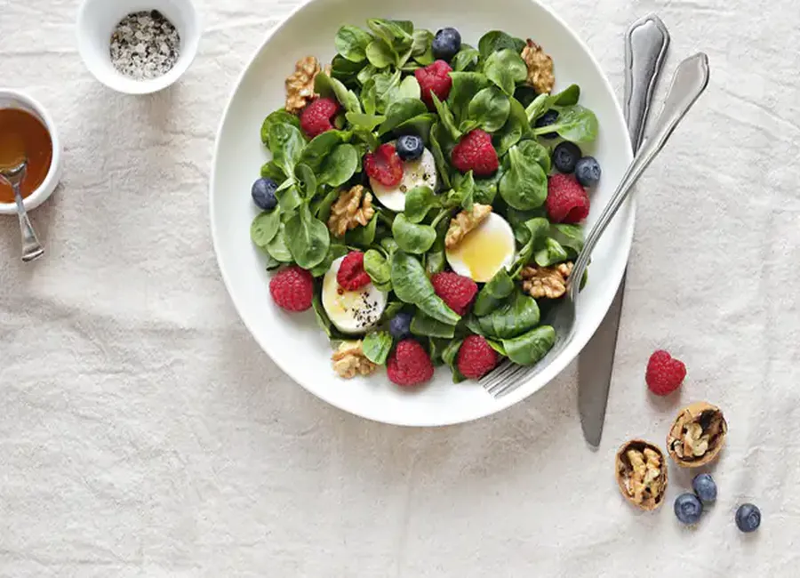 Salade mâche, chèvre frais, noix et fruits rouges