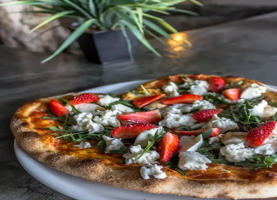 Pizza aux fraises, brousse et roquette