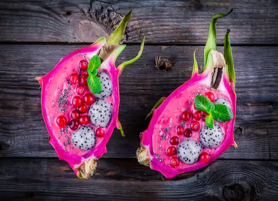 Smoothie bowl fruit du dragon et framboises