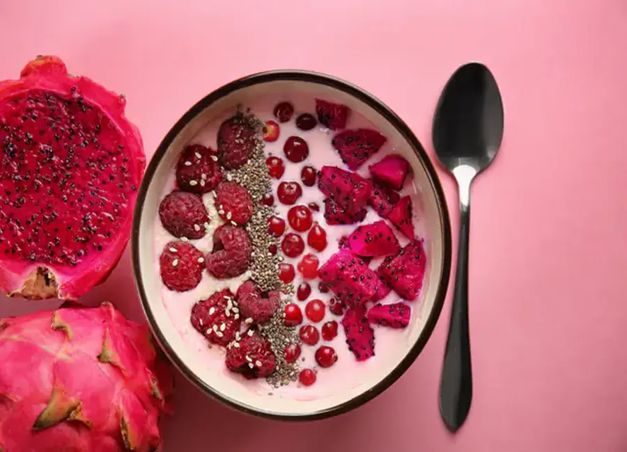 Yaourt bowl à la framboise et fruit du dragon