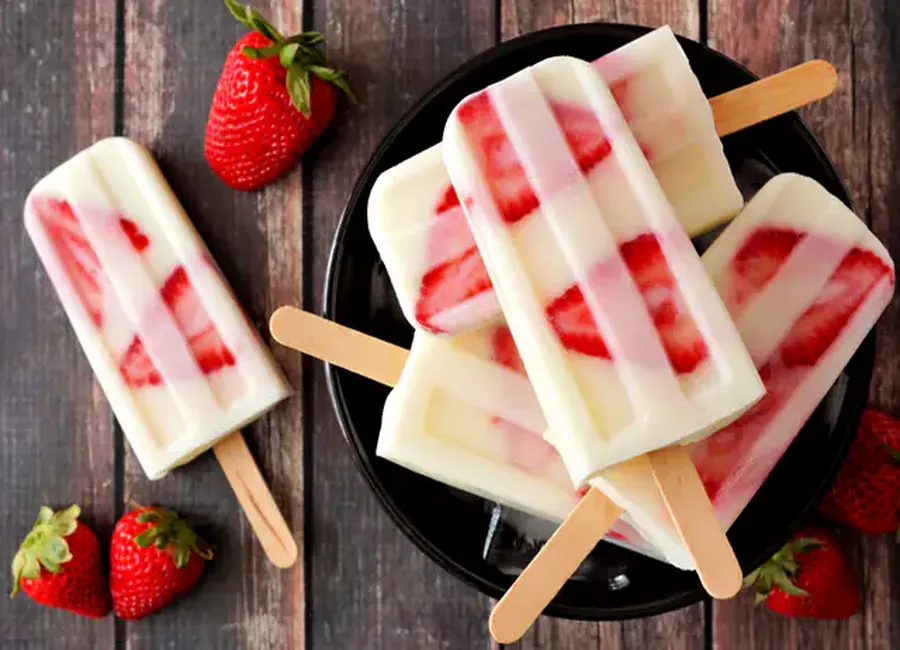 Glaces au yaourt, vanille et fraises fraîches