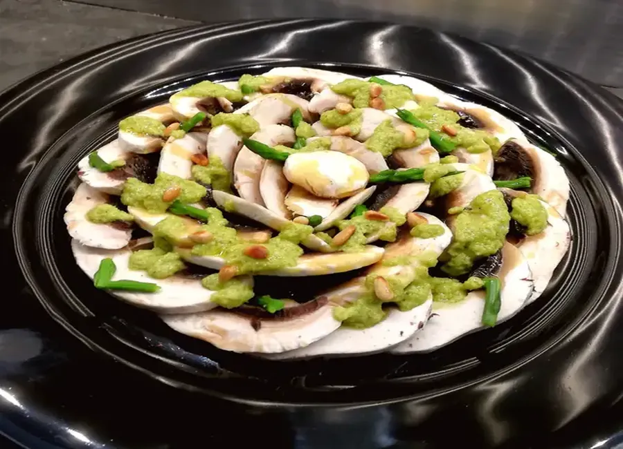 Carpaccio de champignons de paris au pesto d'asperges sauvage ou asperges vertes