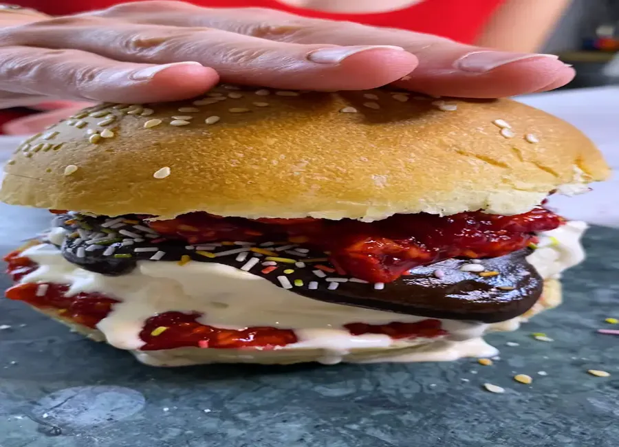 Burger glacé framboises, glace cookie dough et chocolat