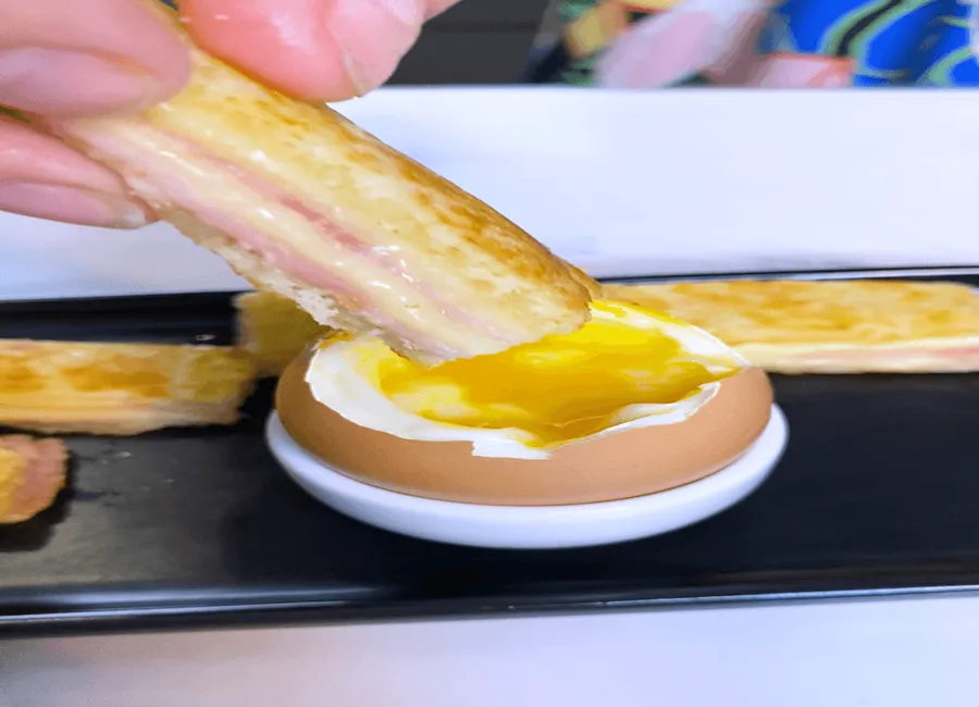 Oeuf à la coque cuisson bouilloire et mouillettes croque monsieur au fer à repasser