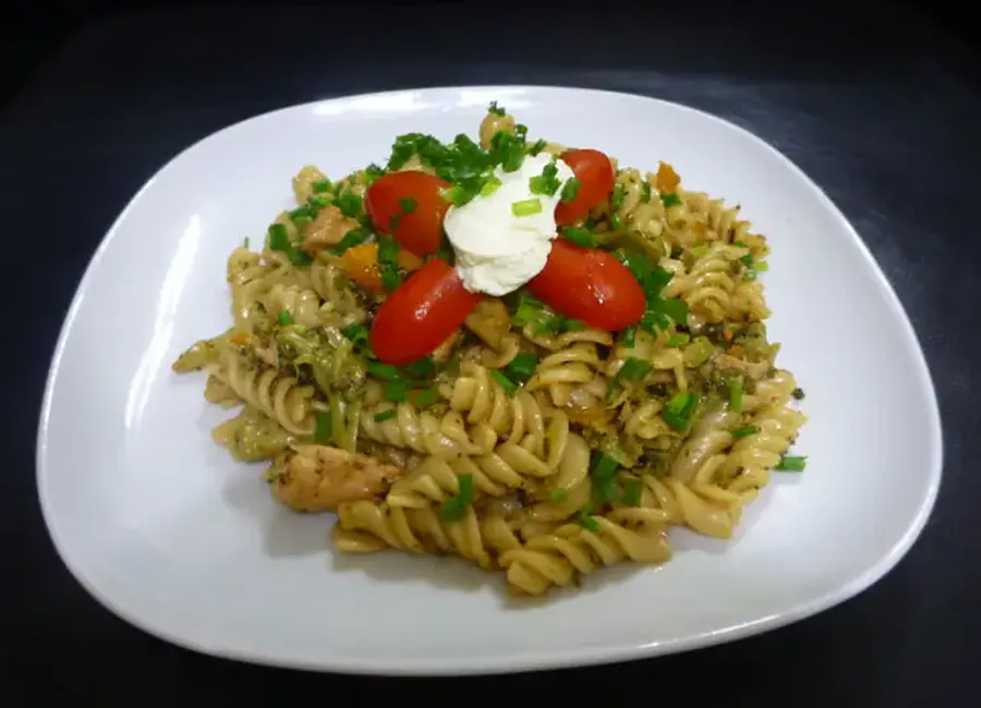 Fusilli aux poulet, poivron, broccoli et sauce satay