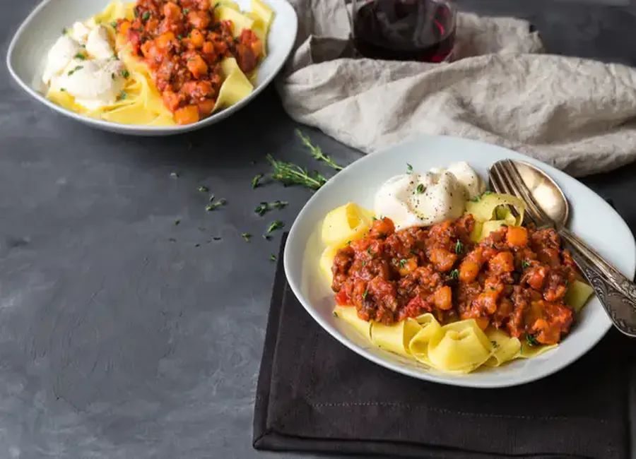 Fettucine au ragoût de tomate et burrata