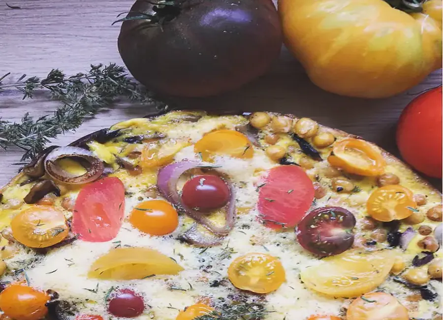 Frittata du jardinier : tomates, pois chiches et légumes