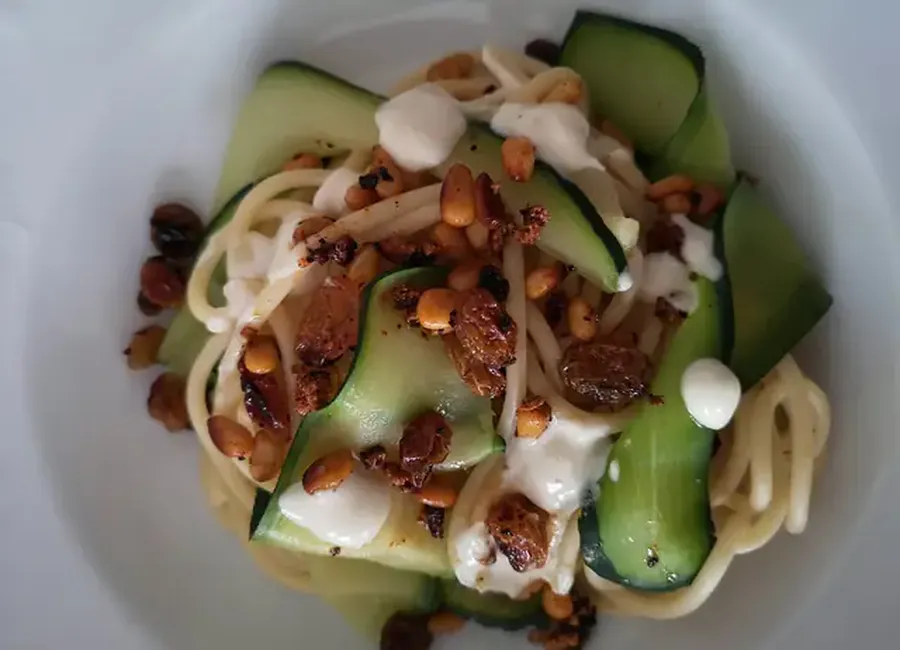 Spaghetti aux tagliatelles de courgette avec une sauce au parmesan