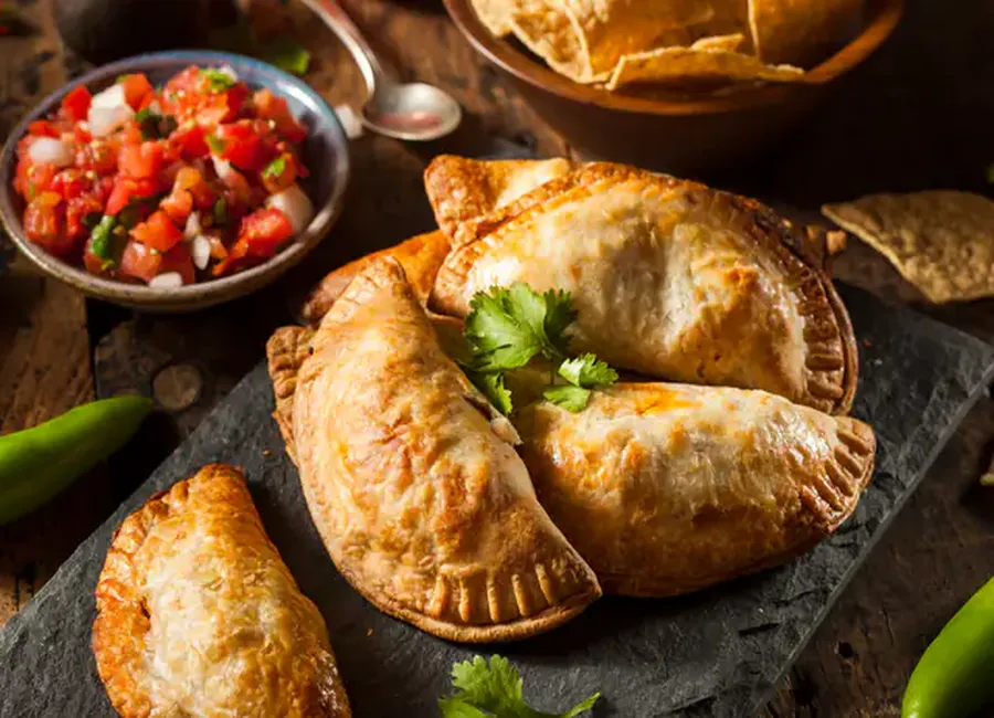 Empanadas avec des restes de chili con carne