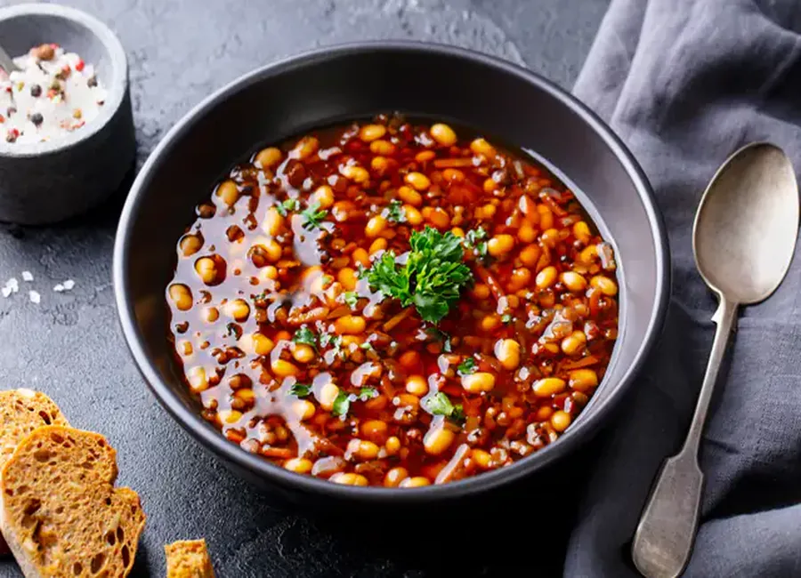 Soupe nourrissante avec des restes de chili
