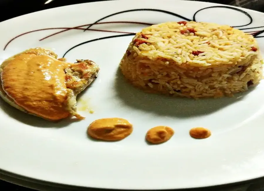 Filet de poulet, velouté de poivrons et son riz sauté