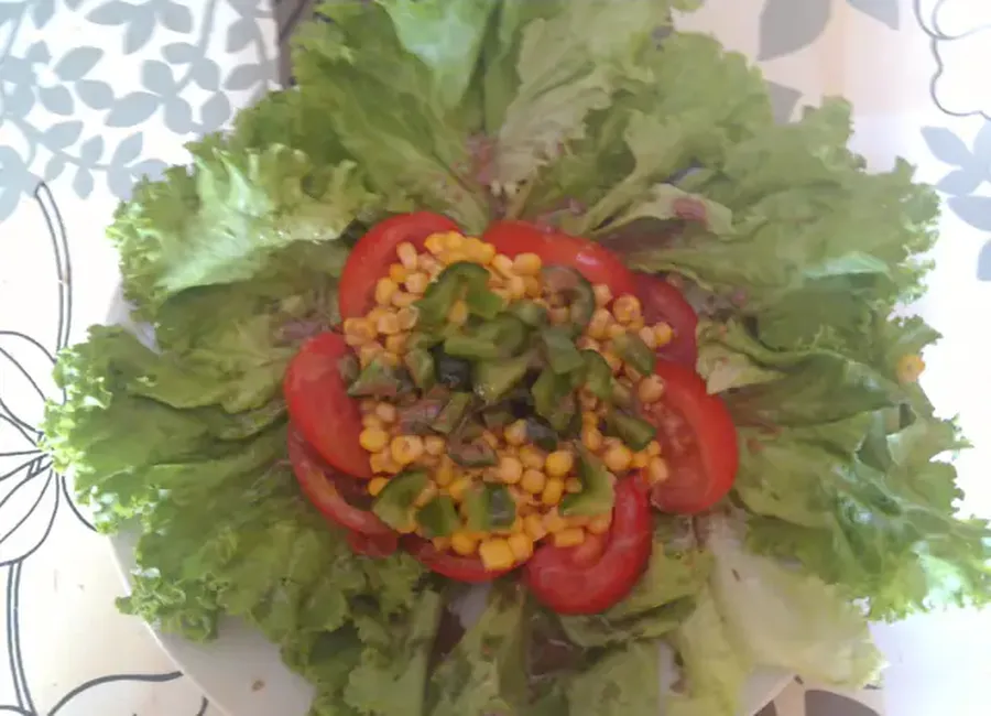 Salade d'été ultra simple en forme de fleur