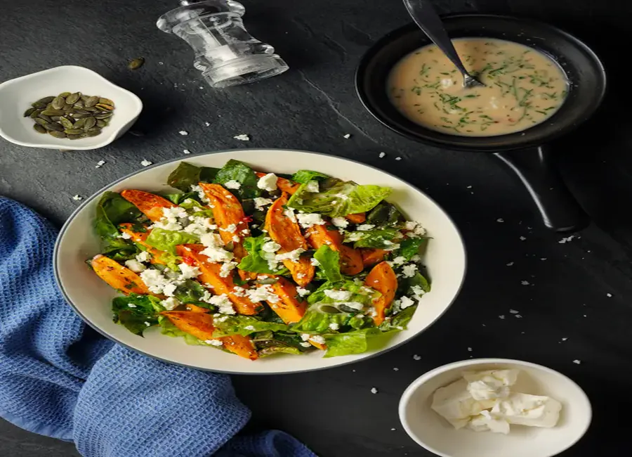 Salade sucrine, patate douce rôtie, riz complet, graines de courge, sauce aux herbes et st môret