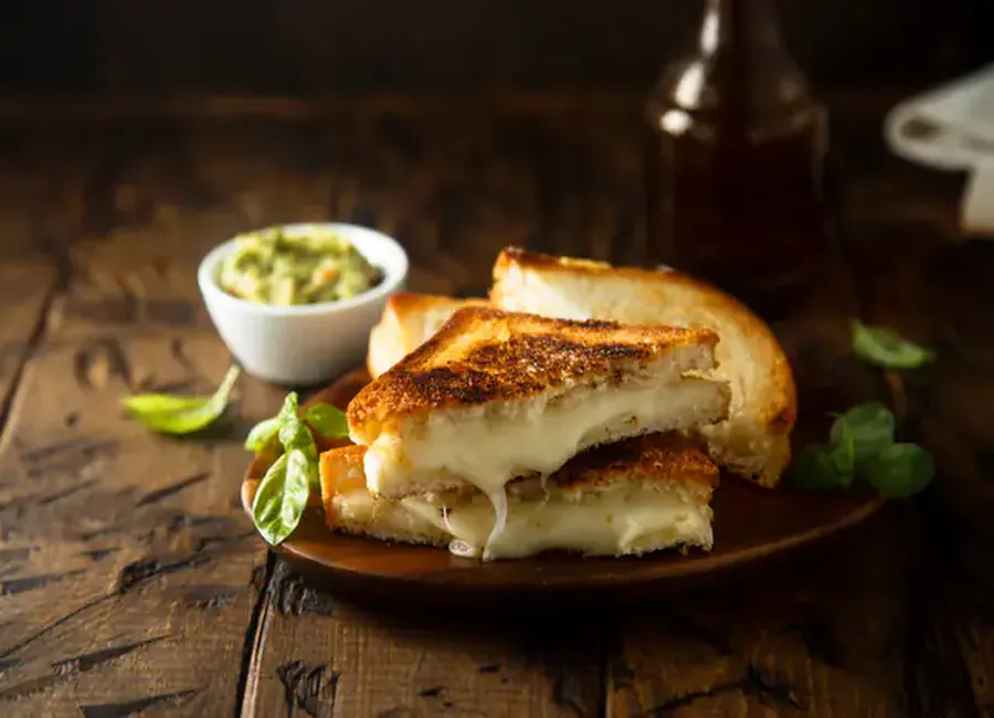 Croque-monsieur à la poêle (grilled cheese sandwich)