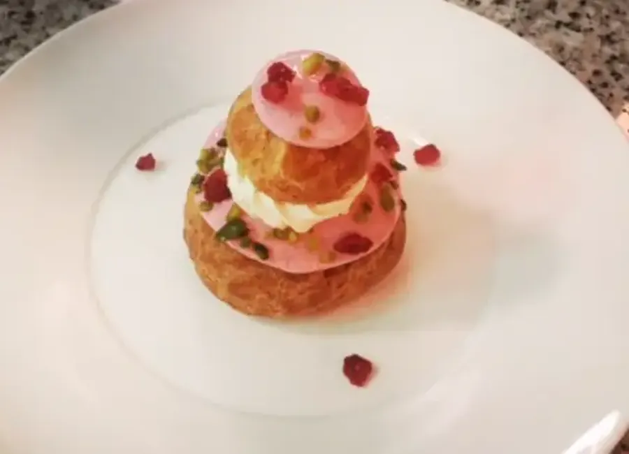 Religieuse rose/framboise, éclats de pistaches