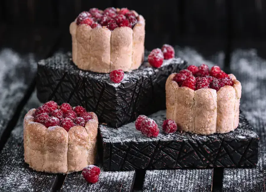 Gâteau mousse de mascarpone, framboises et biscuits roses de reims