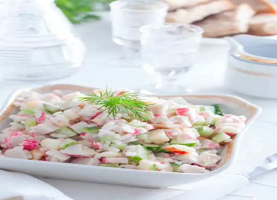 Salade de riz au surimi et aux crevettes