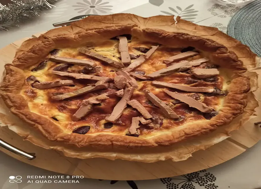 Tarte aux gésiers de canard et dés de foie gras