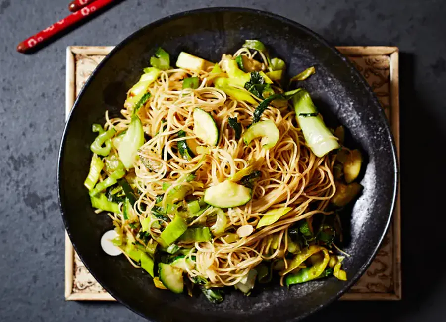 Nouilles sautées aux légumes et poulet (chine)