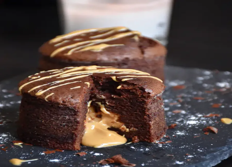 Petits moelleux au chocolat coeur coulant au beurre de cacahuète