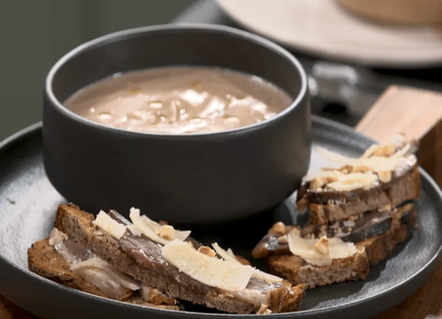 Soupe de châtaignes, tartines de magret fumé par laurent mariotte