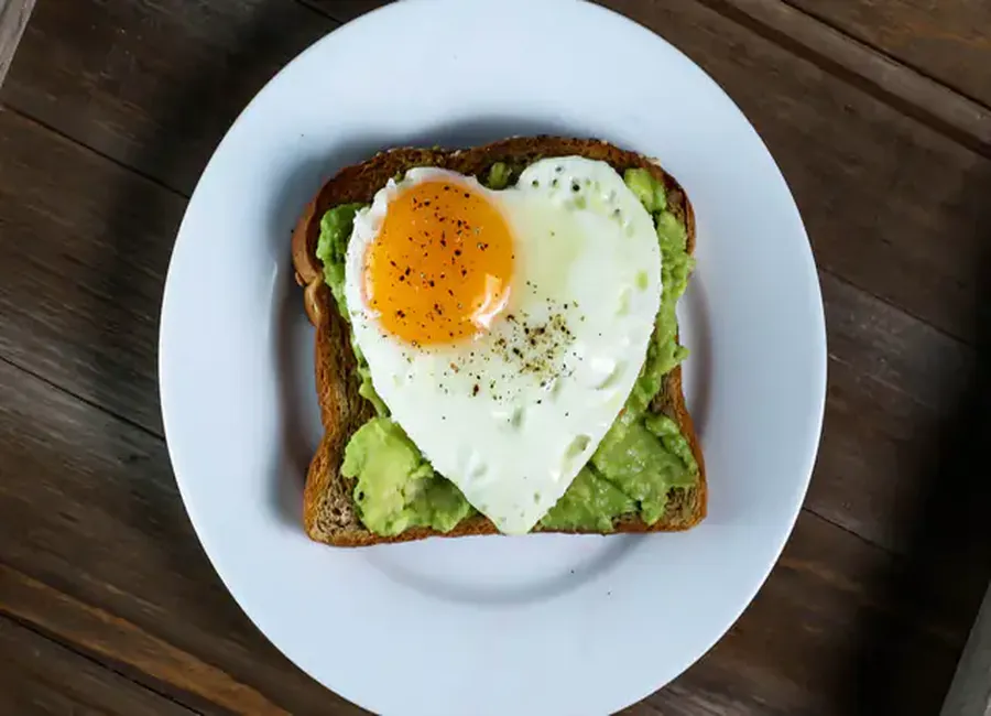 Avocado toast de la saint-valentin