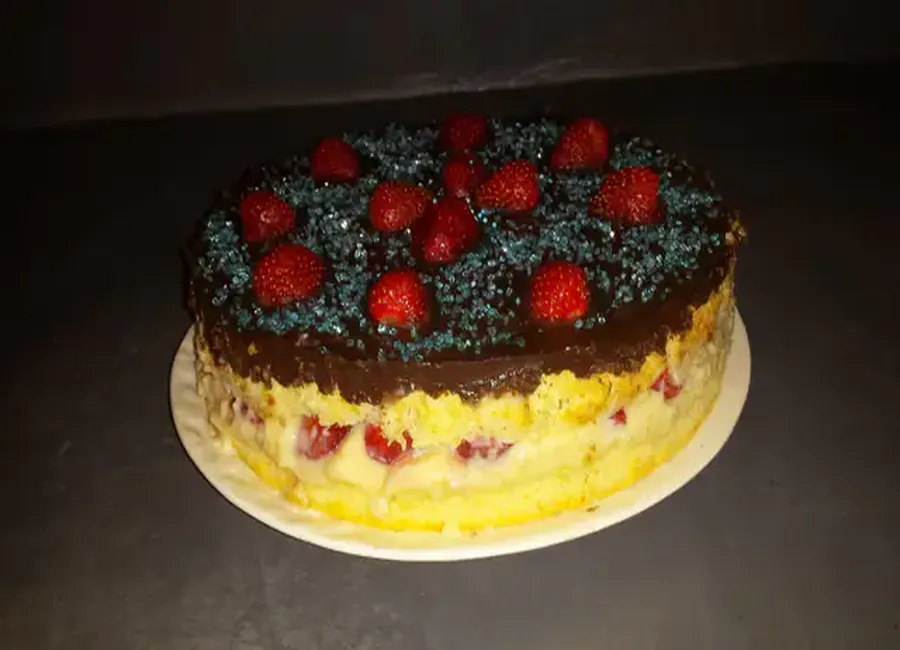 Gâteau d'anniversaire aux fraises