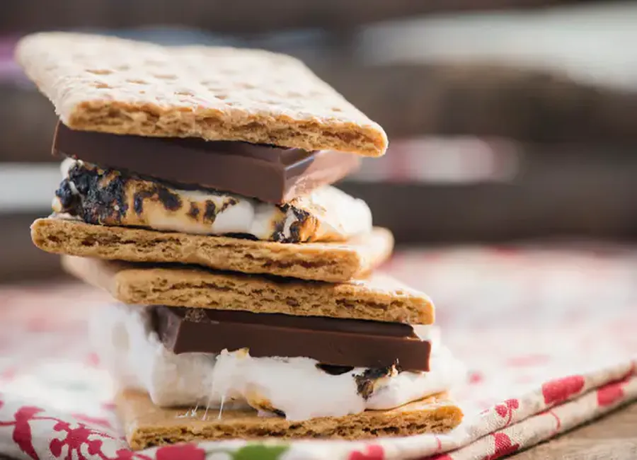 S'mores ( sandwich de biscuits américain au chocolat et guimauve)
