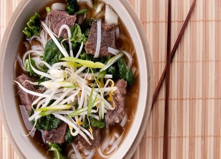 Soupe pho moderne au porc