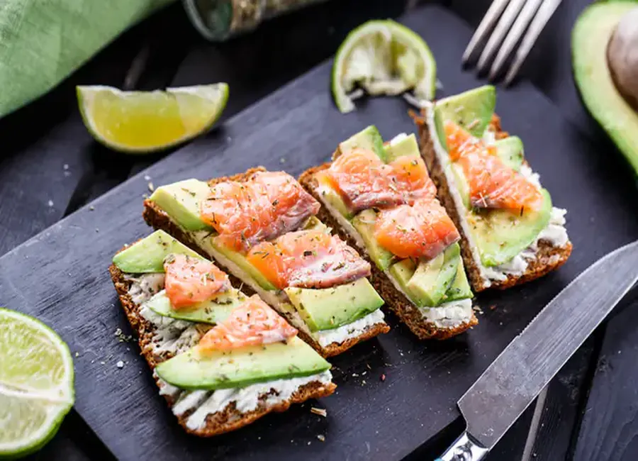 Canapés d'avocats au saumon fumé
