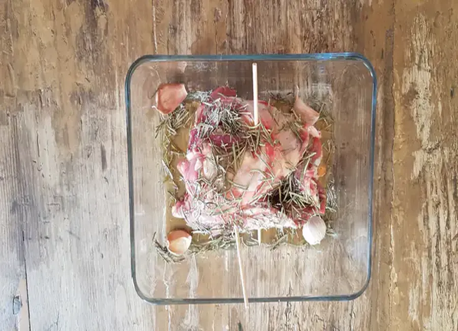 Epaule d'agneau roulées aux herbes