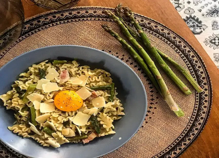 Pâtes aux asperges, lard fumé, oeuf et parmesan