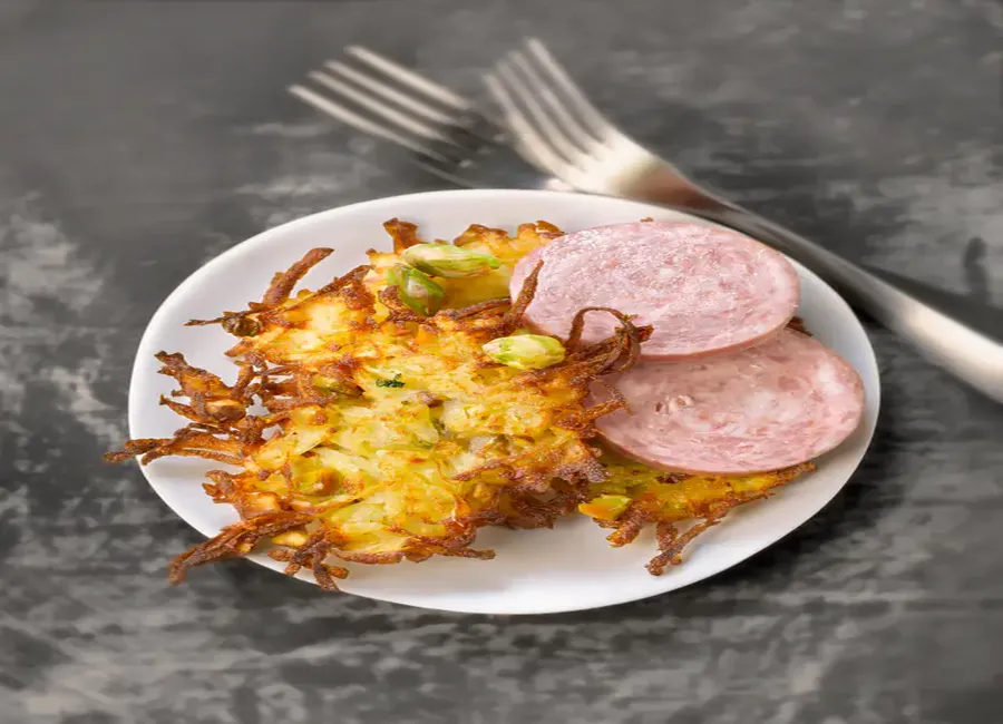 Saucisson lyonnais et paillassons de pommes de terre