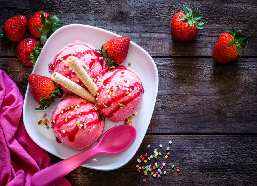 Glace à la fraise et coulis de fraises maison