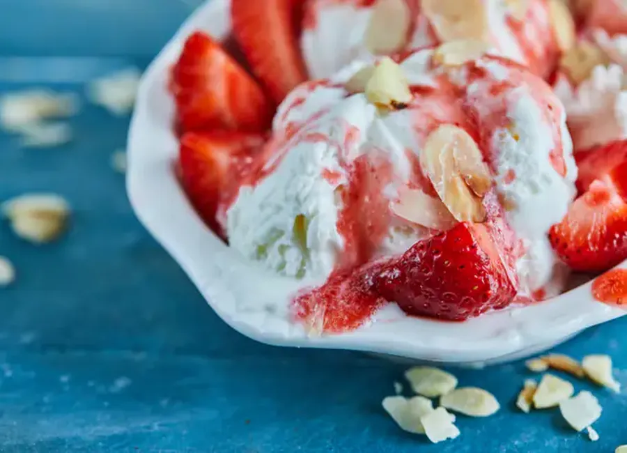 Glace vanille, banane et coulis de fraises maison
