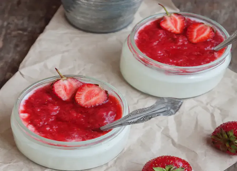 Coupes de fraises au fromage blanc et biscuits