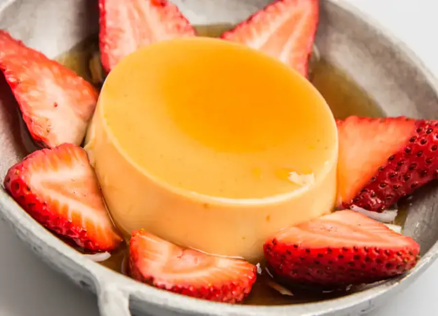 Crème renversée en petits pots aux fraises