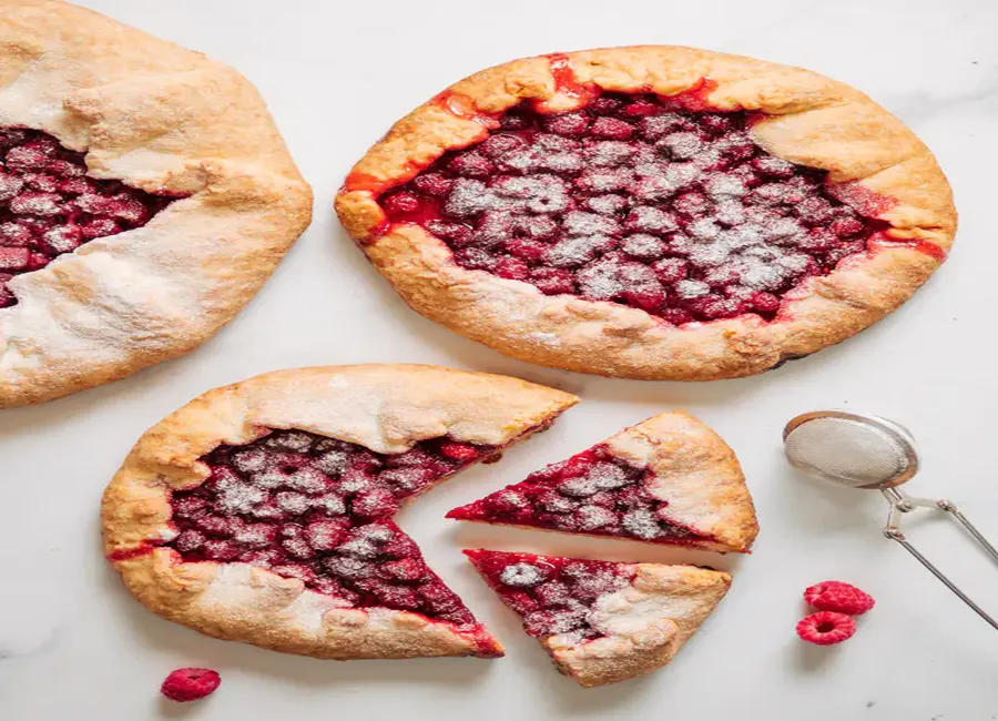 Tarte rustique aux framboises et à la confiture
