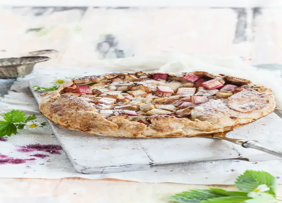 Tarte rustique à la rhubarbe