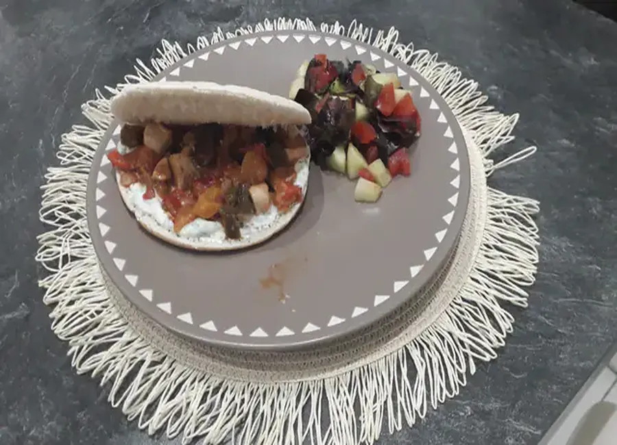 Pain pitas au poulet et aux légumes