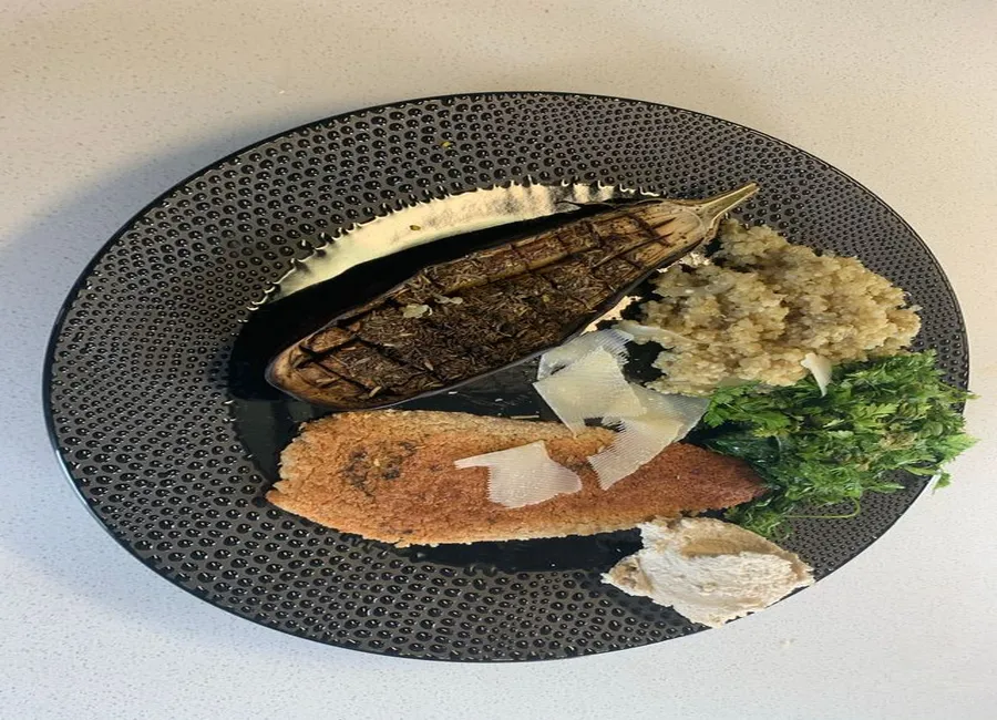 Aubergine confite, viennoise aux agrumes, quinoa et salade d'herbes