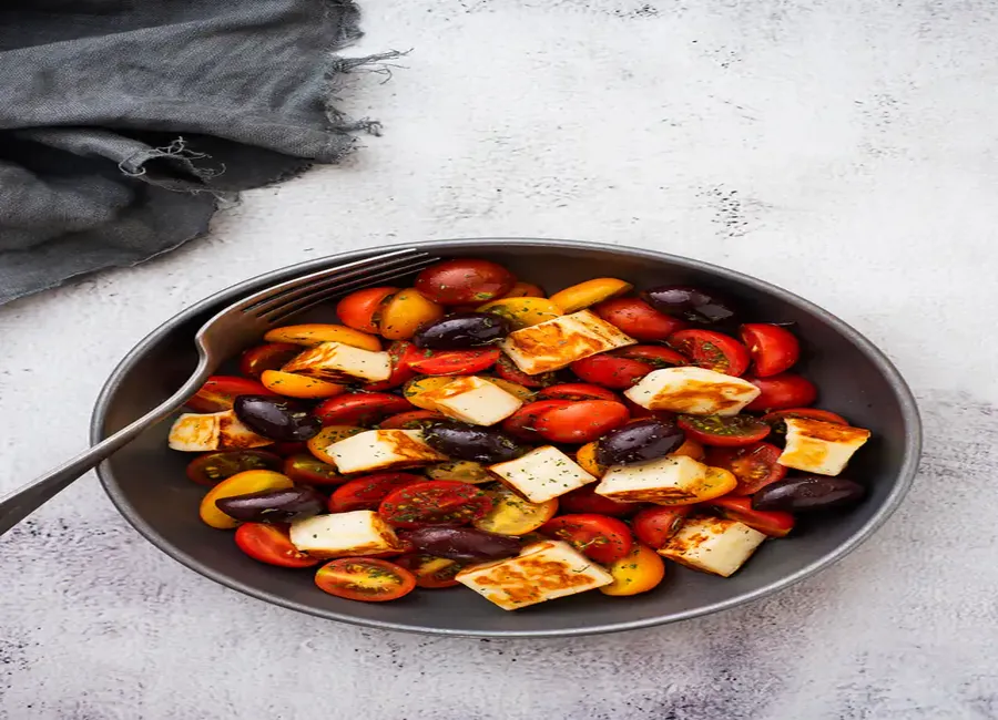Salade d'été au halloumi grillé, tomates cerises et olives noires