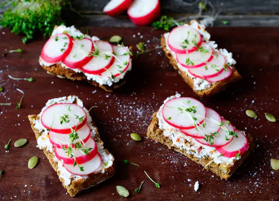 Tartines radis et fromage frais de chèvre