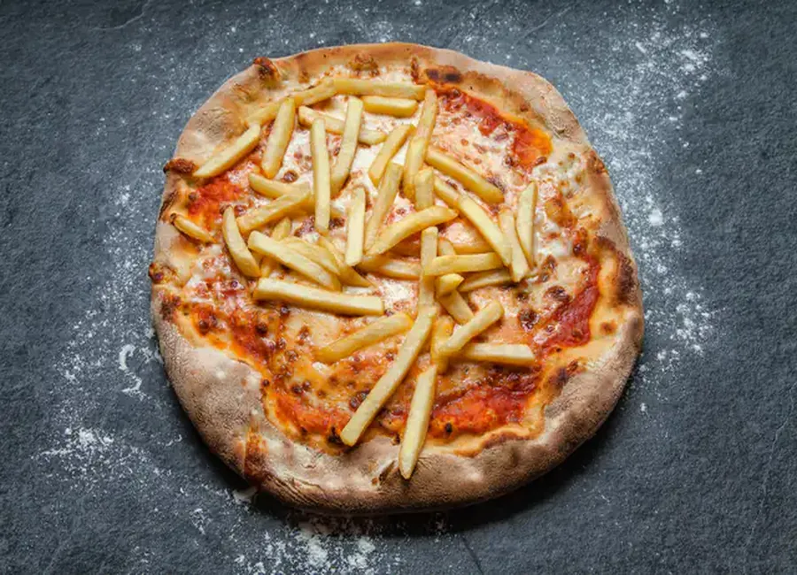 Pizza frites et fromage de herve