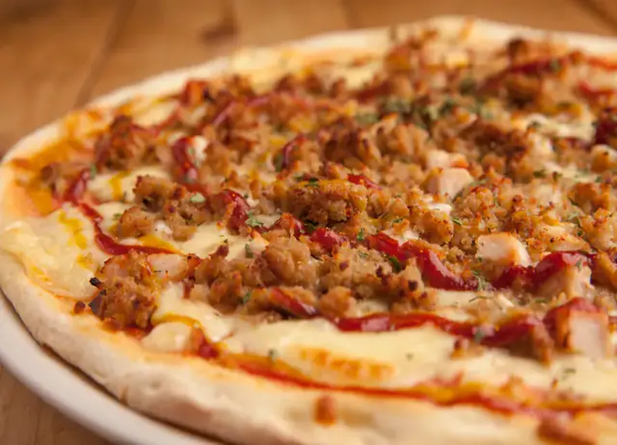Pizza à la viande sauce avjar