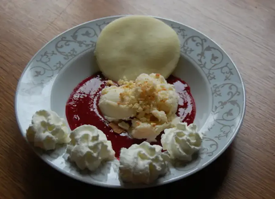 Glace vanille sur coulis de framboises et son biscuit